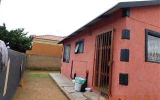 2 Bedroom House in Winterveldt