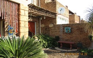 3 Bedroom Townhouse in Vanderbijlpark CE2
