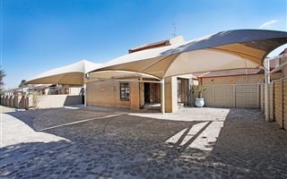 1000 m² Land available in Pollak Park