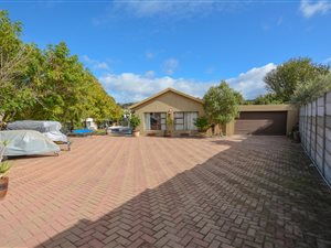 4 Bed House in Goedemoed