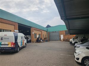 1800 m² Industrial space in Die Hoewes
