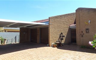 3 Bedroom House in Eike Park