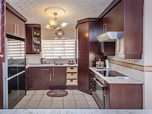 3 Bed House in Rhodesfield