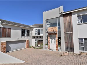 5 Bed House in Oubaai and surrounds