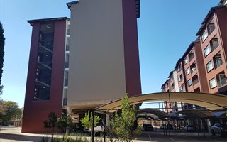 2 Bedroom Apartment in Die Hoewes