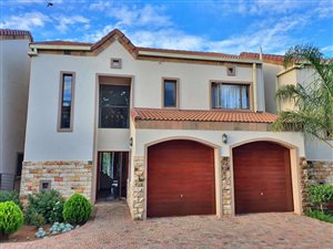 3 Bed Townhouse in Woodland Hills