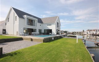 5 Bedroom House in St Francis Bay Canals