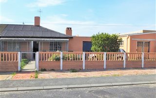 3 Bedroom House in Elsies River