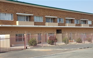 Bachelor apartment in Primrose