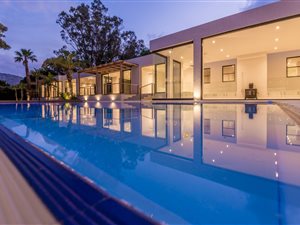 6 Bed House in Zwaanswyk