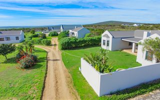 8 Bedroom House in Long Acres