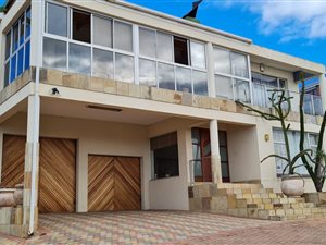 5 Bed House in Mossel Bay Central