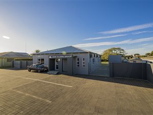 370 m² Office Space in Newton Park