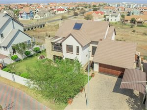 4 Bed House in Brooklands