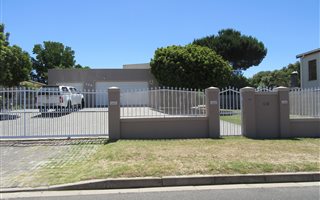 4 Bedroom House in Protea Heights