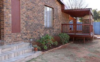 3 Bedroom House in Heuweloord