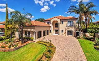 5 Bedroom House in Silver Lakes Golf Estate