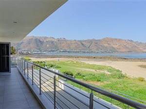 6 Bed House in Gordons Bay Central