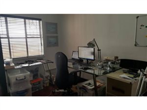 3 Bed Flat in Melrose North