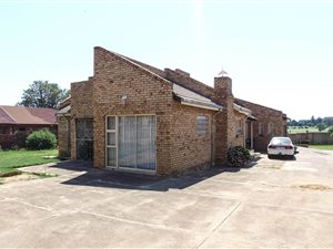 4 Bed House in Riamarpark