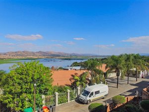 4 Bedroom House in Kosmos