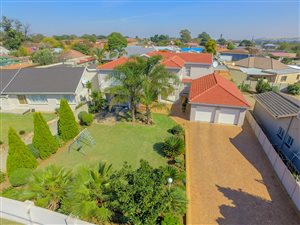 7 Bed House in Robertsham