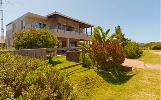 4 Bedroom House in Bettys Bay