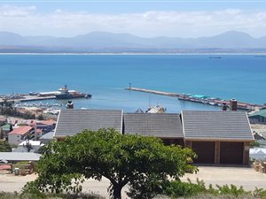 941 m² Land available in Mossel Bay Central