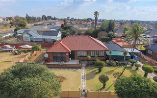 3 Bedroom House in Robertsham