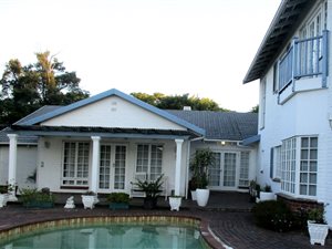 5 Bed House in Woodside
