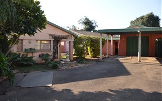 3 Bedroom House in Hayfields