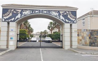 2 Bedroom Townhouse in Gordons Bay Central