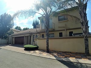 4 Bed House in Highveld