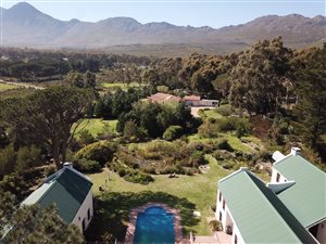6 Bed House in High Riding Country Estate