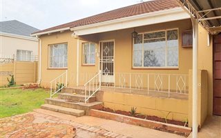 4 Bedroom House in Krugersdorp North
