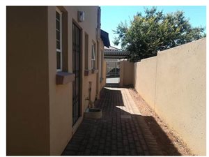 3 Bed Townhouse in Heuwelsig Estate