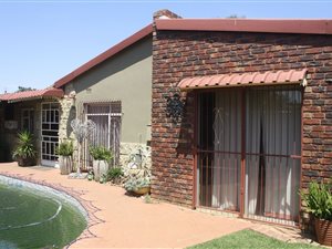 3 Bed House in Lourenspark