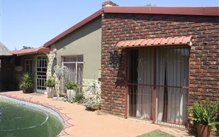 3 Bedroom House in Lourenspark