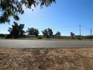 1400 m² Land available in Flamingo Park