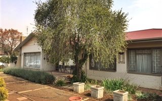 4 Bedroom House in Universitas