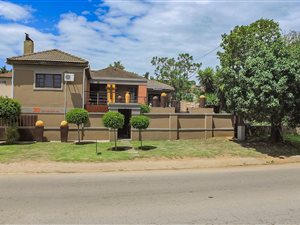 3 Bedroom House in Van Riebeeck Heights