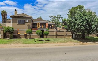 3 Bedroom House in Van Riebeeck Heights
