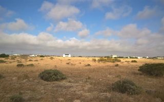 2.4 ha Land available in Long Acres