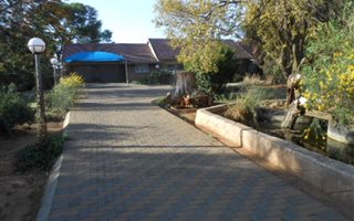 2 ha Farm with House in Mooilande