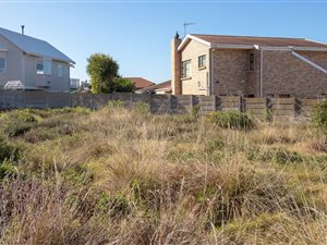 791 m² Land available in Outeniqua Strand