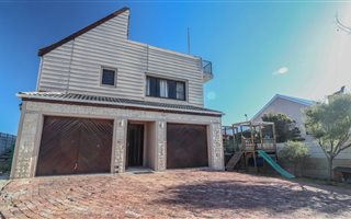 3 Bedroom House in Van Riebeeckstrand
