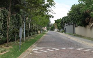 930 m² Land available in Benmore Gardens