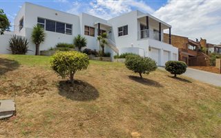 4 Bedroom House in Plattekloof