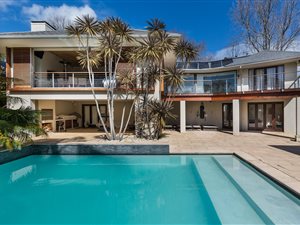 5 Bedroom House in Bishopscourt