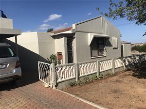 3 Bed House in Roux Park